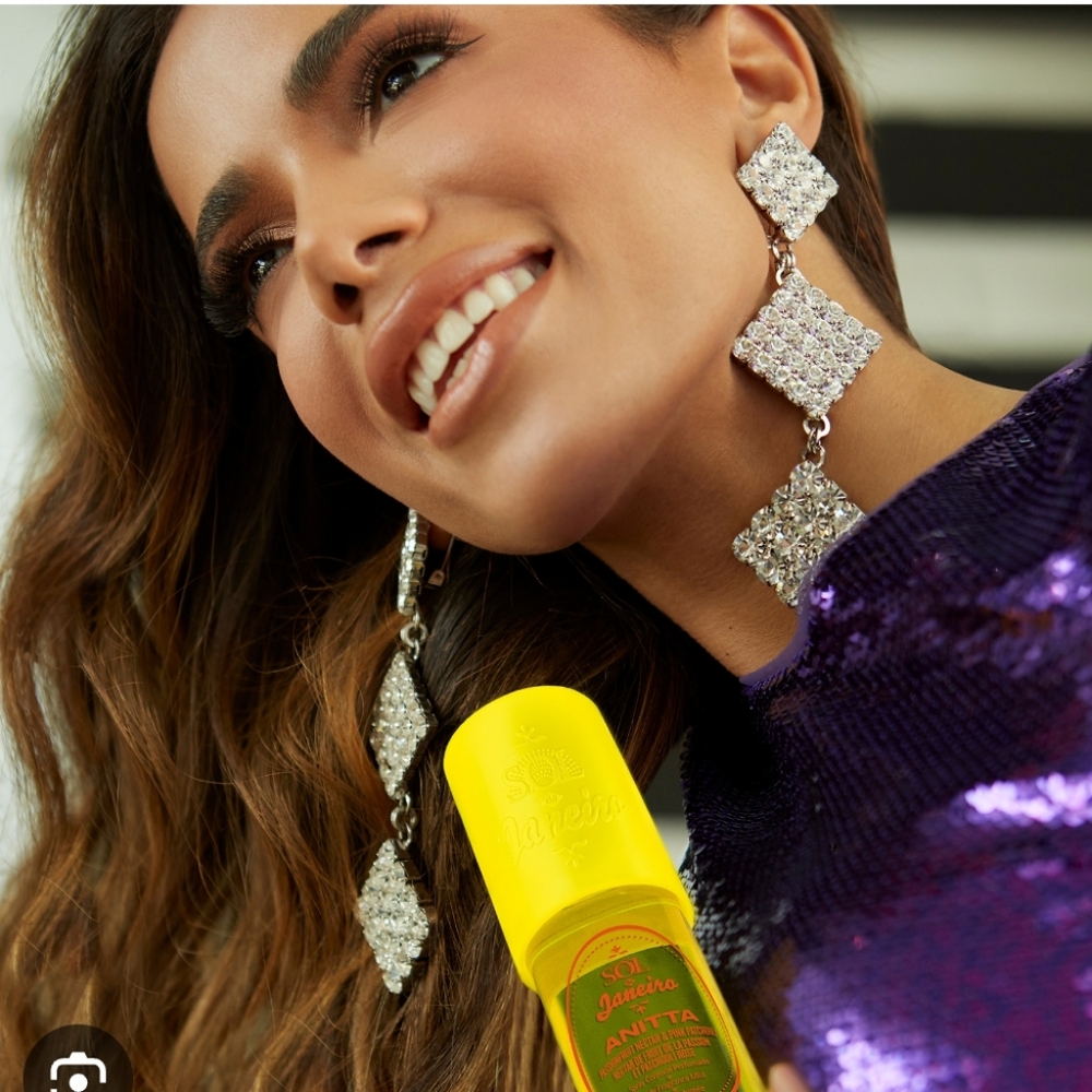 Sol de Janeiro x Anitta